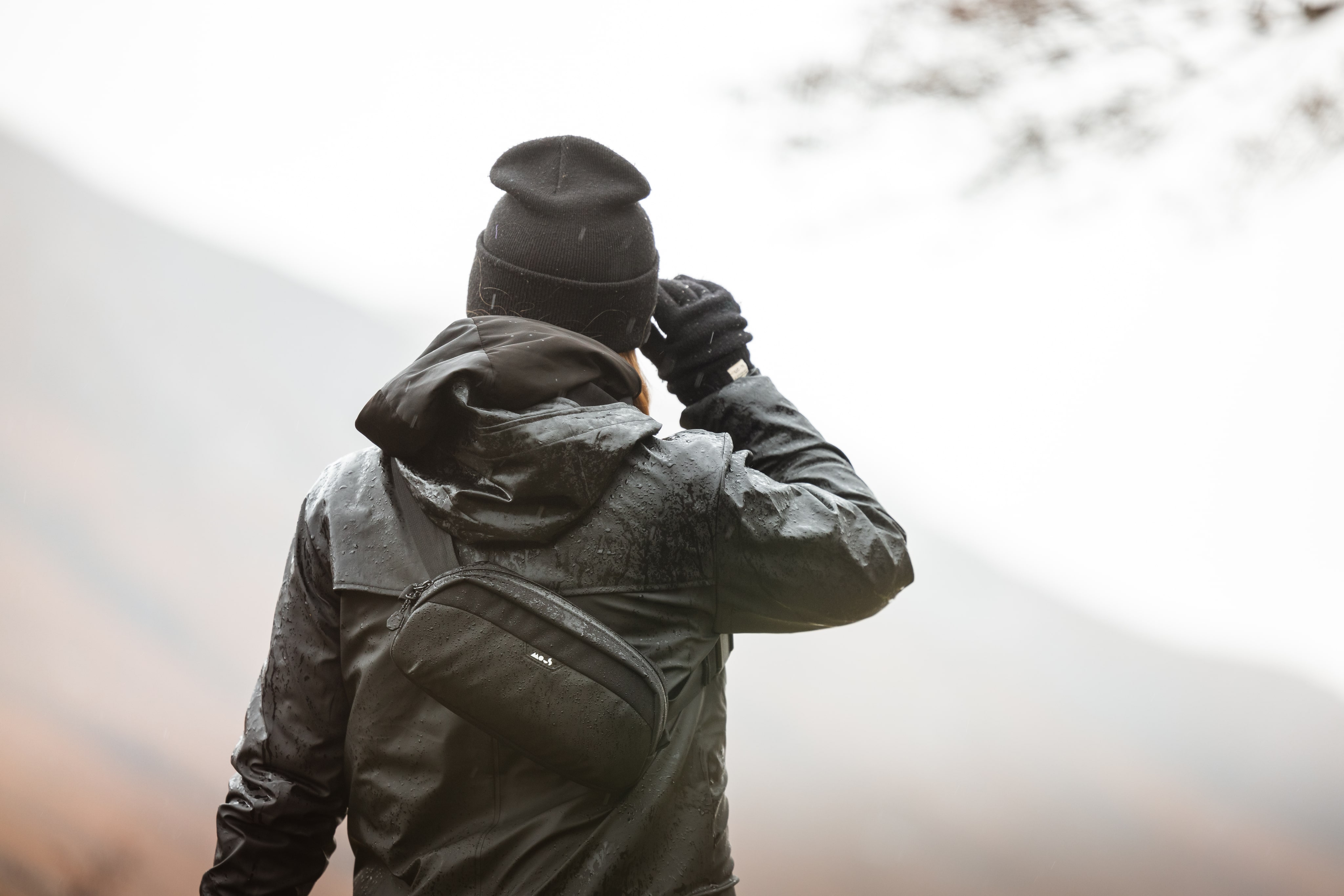 Mous sling bag in rain